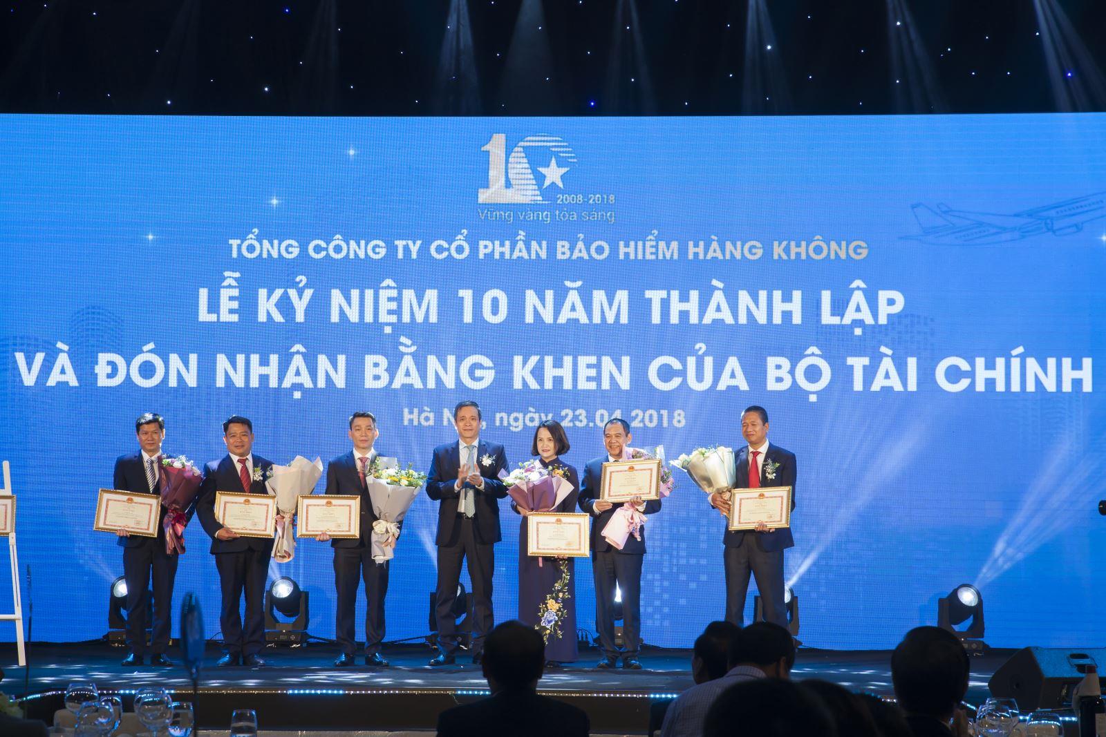 Bảo hiểm Hàng không (VNI) kỷ niệm 10 năm thành lập và đón nhận Bằng khen của Bộ Tài chính